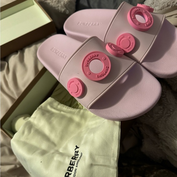 Burberry , Pink Pool Slides , size 40 in EUR & UK SIZE 7 only worn ONCE . - Picture 3 of 7